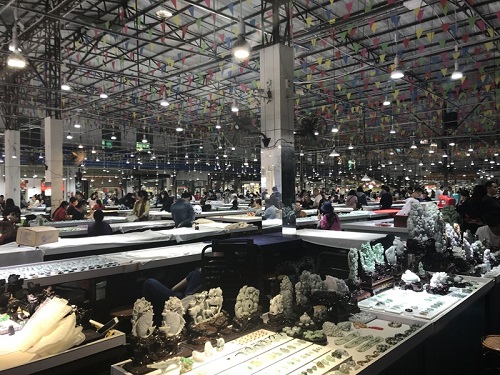 外媒探访中缅边境翡翠市场　翡翠主播成行业救星