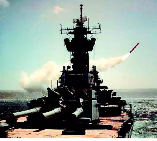 美海军“威斯康星”号战列舰发射的战斧导弹打响海湾战争第一枪