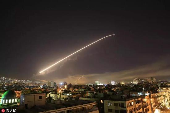 划过叙利亚夜空的战斧导弹