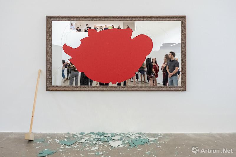 展览开幕式当天，艺术家进行了一次砸玻璃的行为表演完成的作品