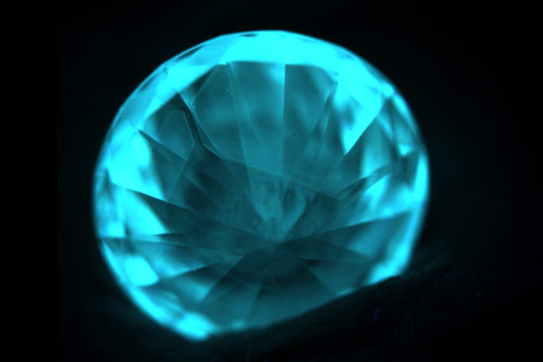 NGTC发现浅淡蓝色IIb型　HPHT合成钻石