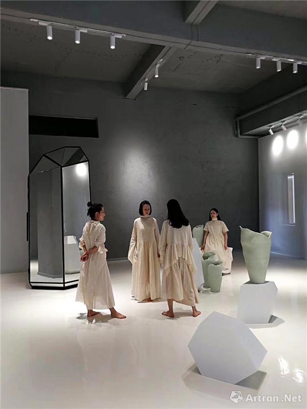 “微物之神”艺术家合作系列——时装与陶瓷静态展现场