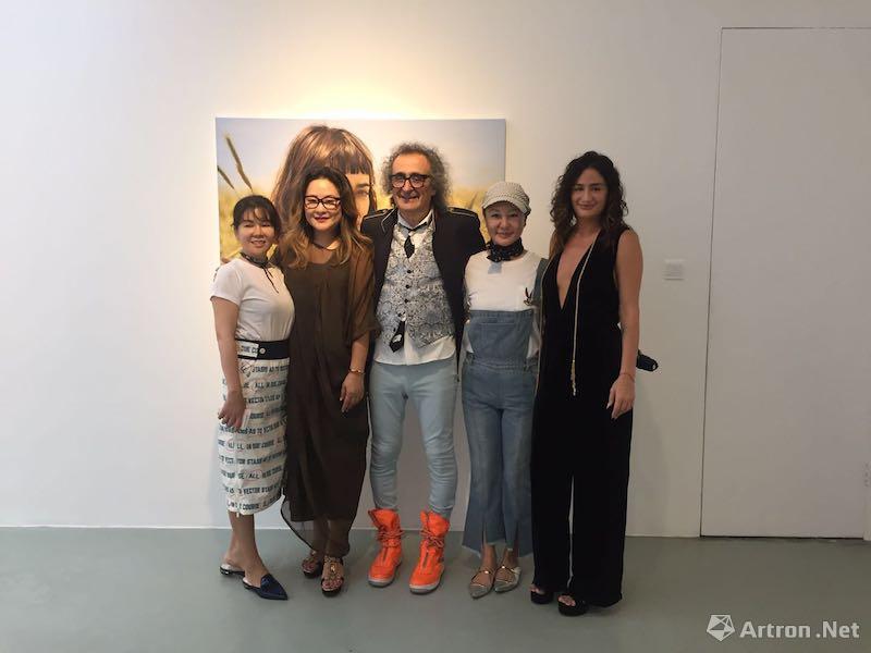展览开幕式现场嘉宾合影