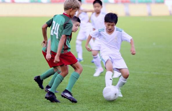 中国足球少年圆梦俄罗斯　伊利助力未来国足力量崛起