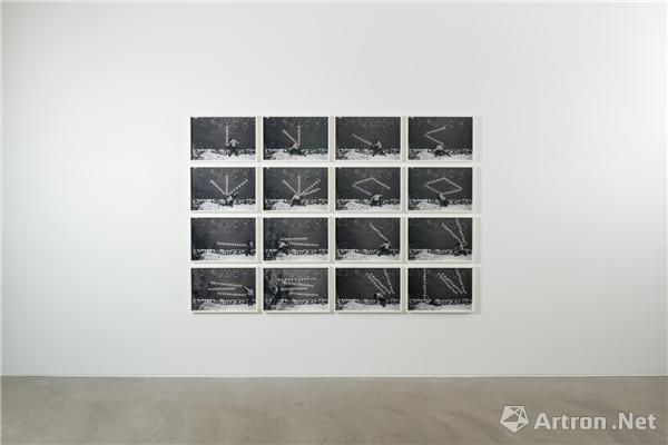 罗宾·罗德，Four Plays，2012-2013年，黑白喷墨打印、16 部分，每部份：41.6 x 61.6 x 3.8 厘米（连框），182.4 x 262.4 x 3.8 厘米（整体）。图片由艺术家及立木画廊（纽约、香港及首尔）提供。