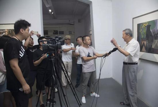 北京语言大学教授张延风接受媒体采访