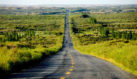 库布其首条穿沙公路　矗立在大漠的无形丰碑