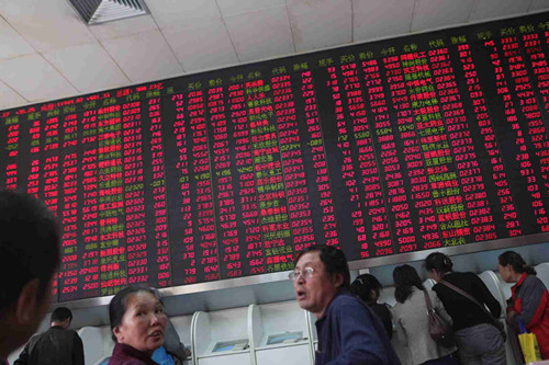 Chinese shares close mixed Monday