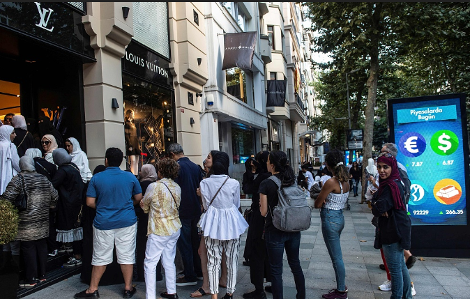 里拉汇率暴跌　亚洲游客在土耳其奢侈品店排队扫货