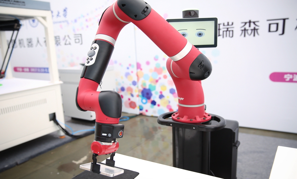 新华时评：发展机器人产业还须“内外兼修”