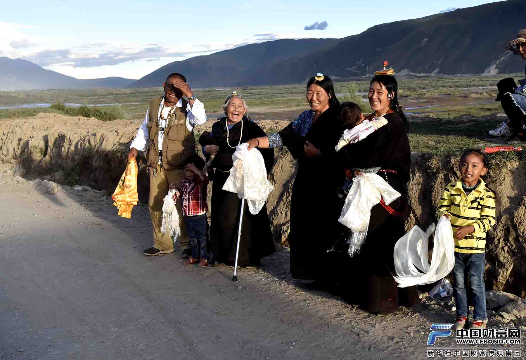 兴动公益团队途中偶遇手捧哈达的藏族群众