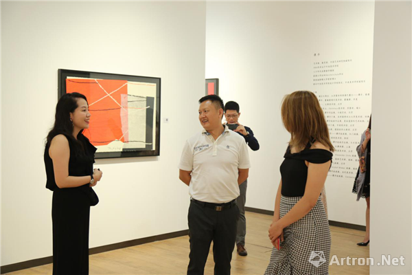 蓝岸画廊创始人林小淇女士（左）与来宾交流