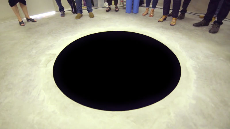 葡萄牙博物馆展出“黑洞” ：游客以为是黑色的画