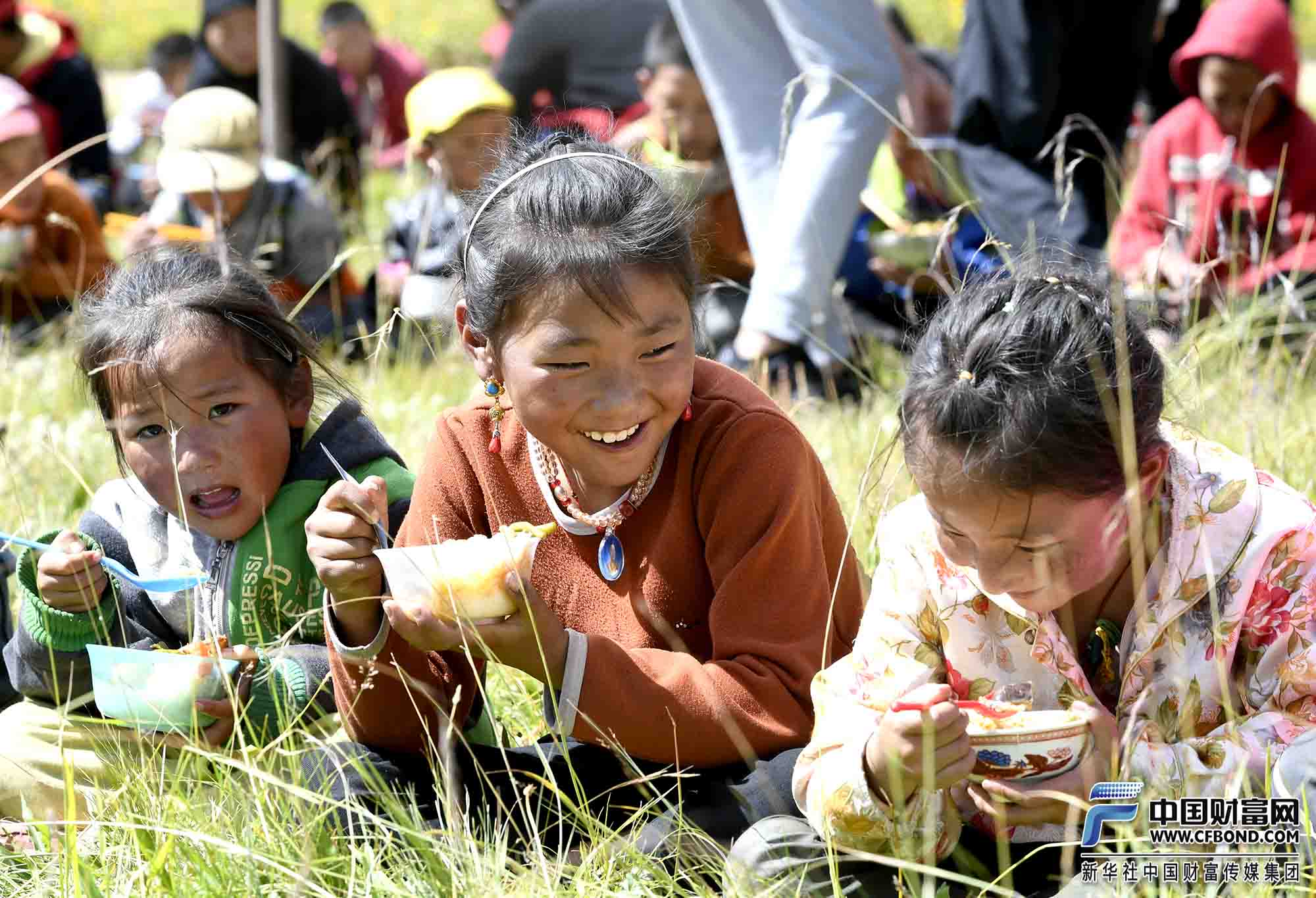 孩子们正在吃兴动公益团队成员亲手做的午餐