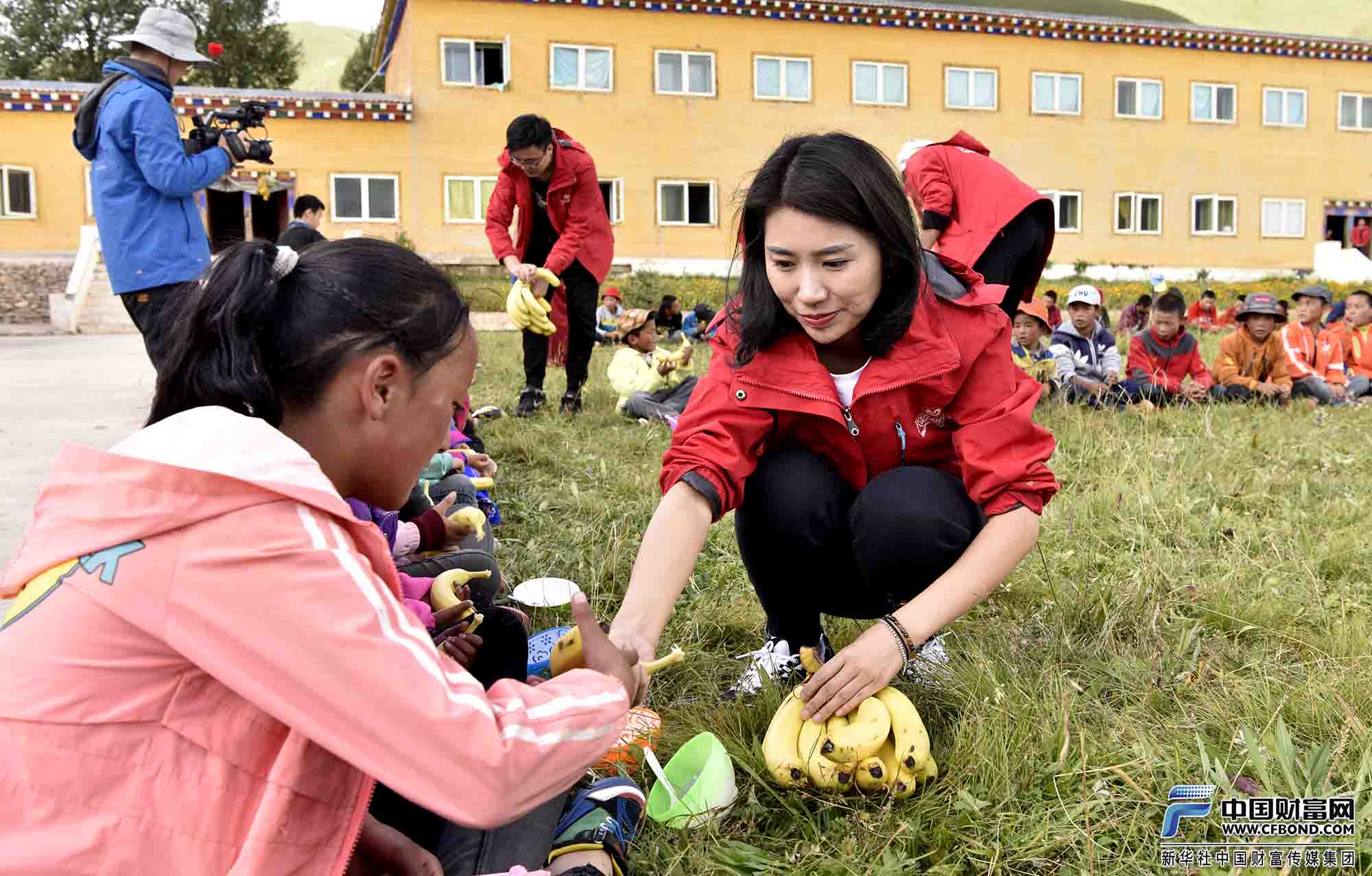 兴动公益团队成员为孩子做午餐并发放水果