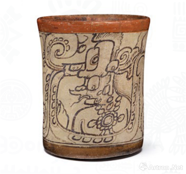 卡维尔纹陶罐，卡维尔是一位长着蛇脚和长嘴的神灵，也是闪电神。