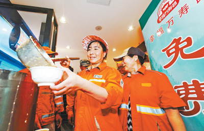 “幸福餐厅”免费粥温暖环卫工