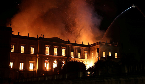 200年历史的巴西国家博物馆遭遇大火