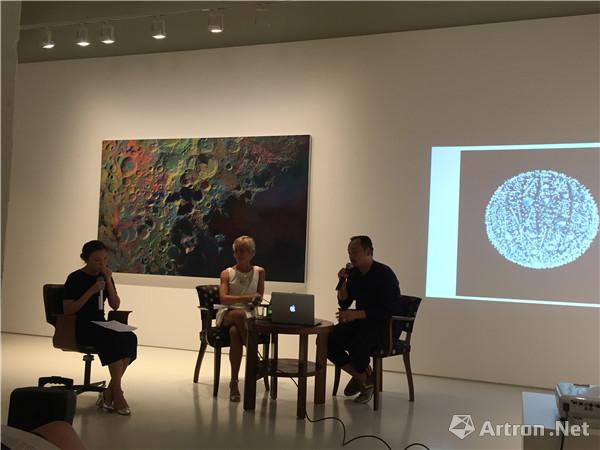 艺术家王郁洋(右一)在分享会上 艺术家王郁洋(右一)在分享会上