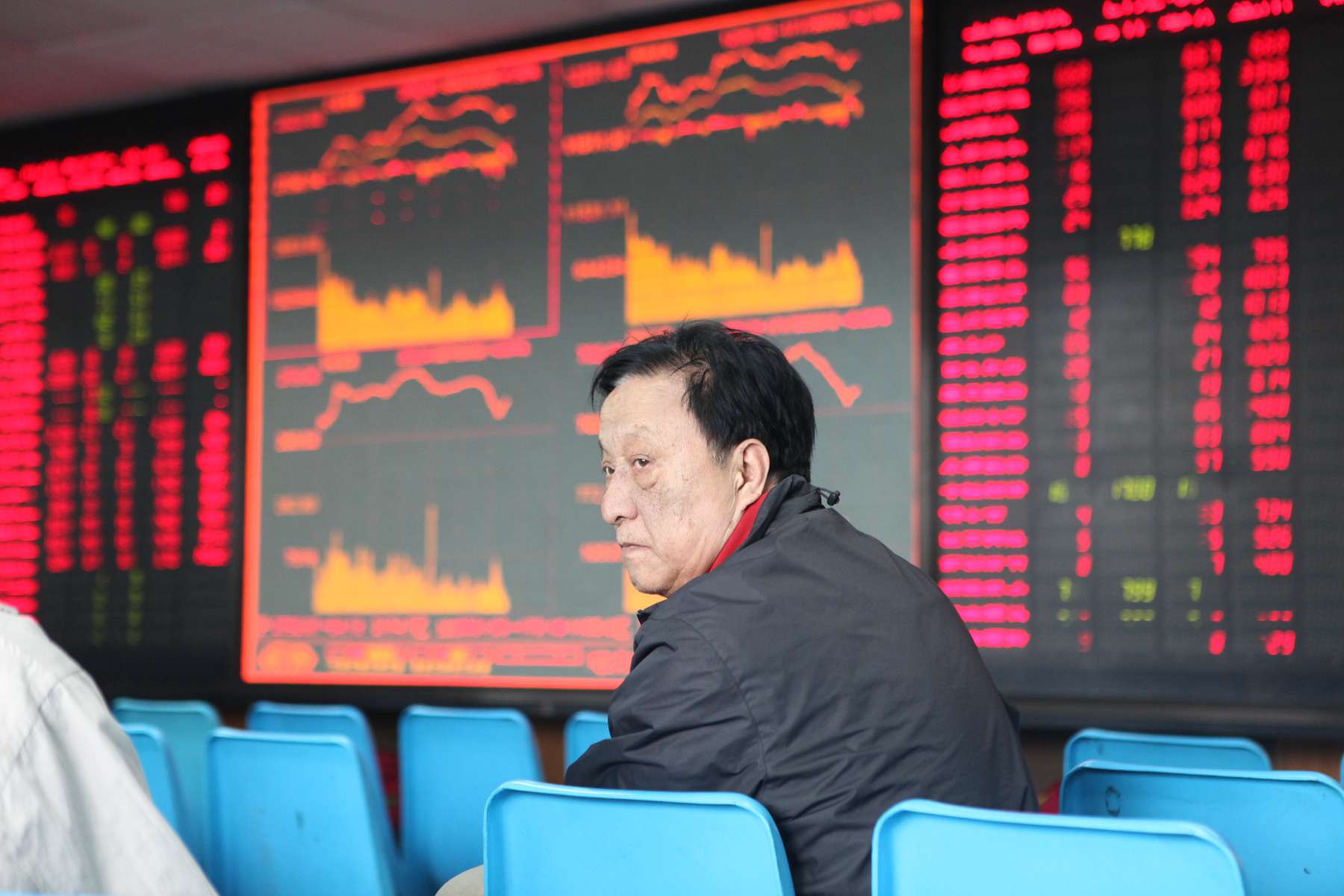 Chinese shares end mixed Friday 