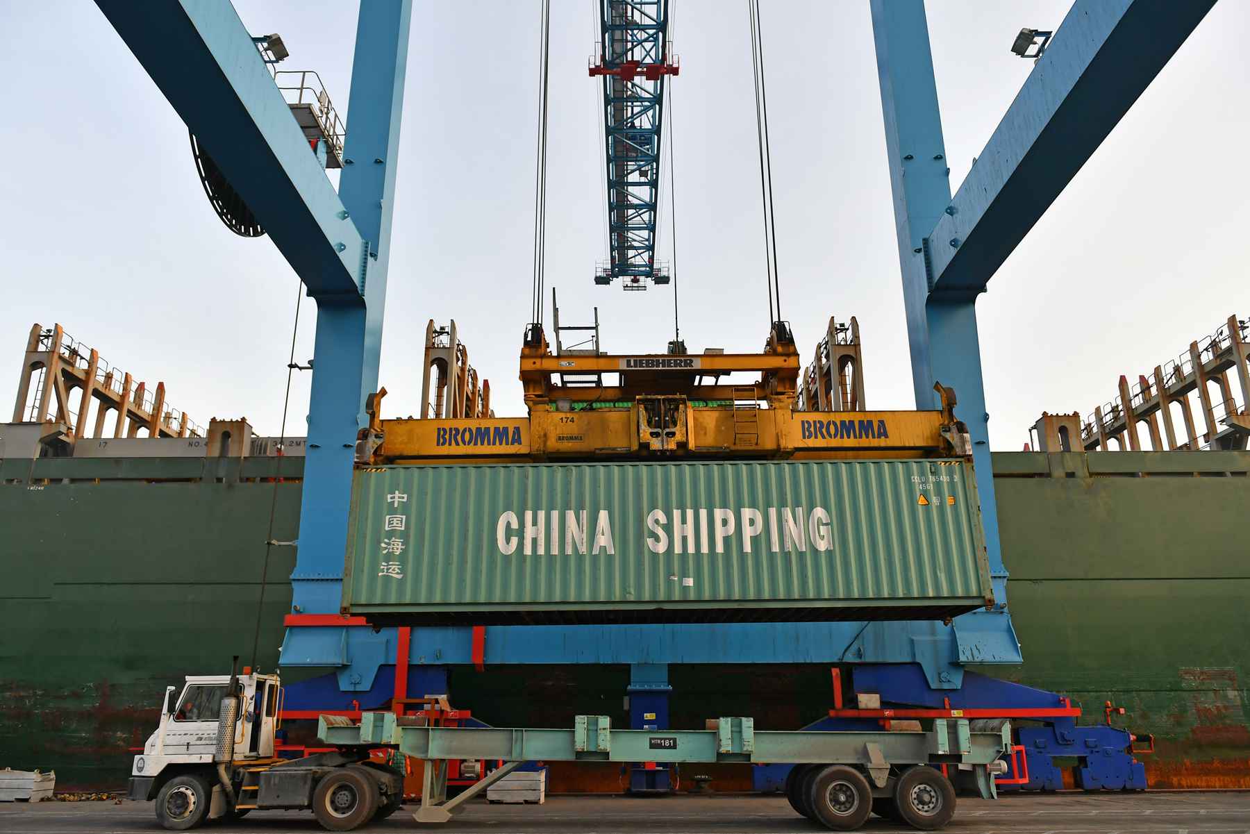 China's foreign trade up 9.1 pct in first eight months 