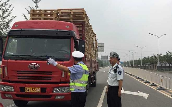 北京将严查重型柴油车 依法处罚排放超标行驶车辆
