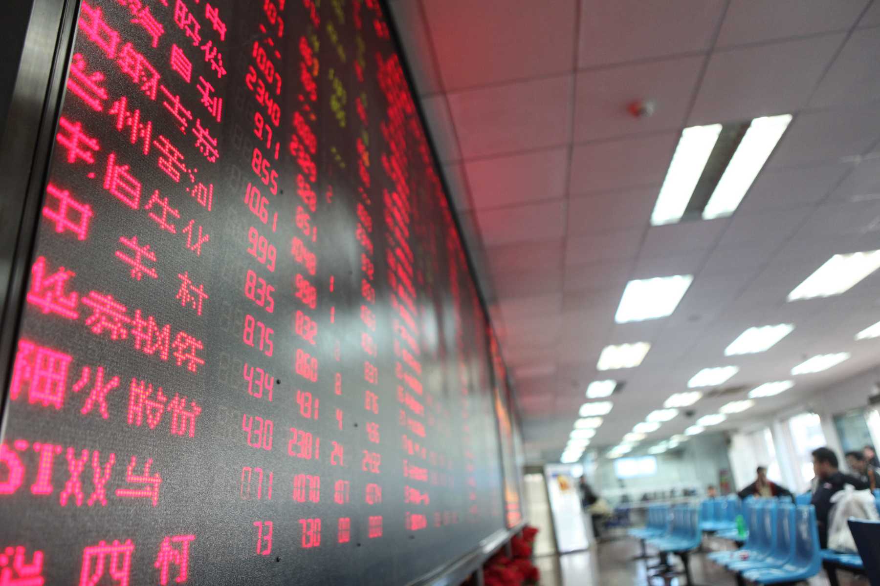 ChiNext Index closes lower at midday on Thursday 