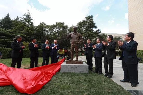 各主办单位负责同志与吴为山馆长共同为南仁东塑像揭幕