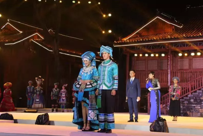 首届多彩贵州民族服饰设计大赛在黔西南州兴义市举办