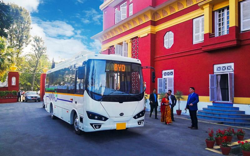 比亚迪全球化进程加快 首批纯电动巴士交付尼泊尔 