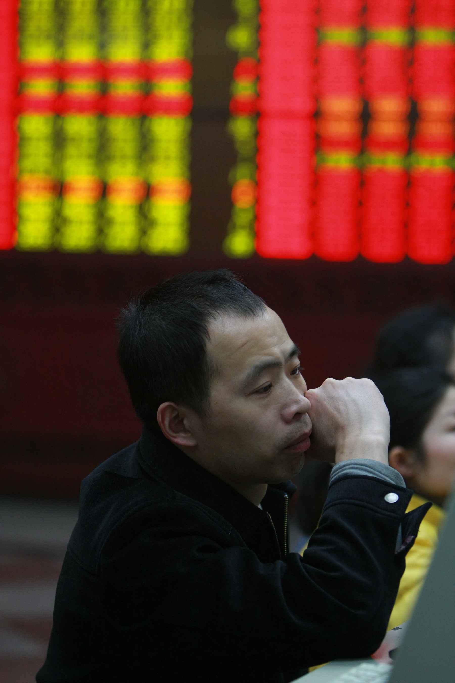 China Hushen 300 index futures close lower Thursday 