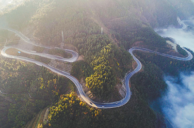 扶贫公路进了村