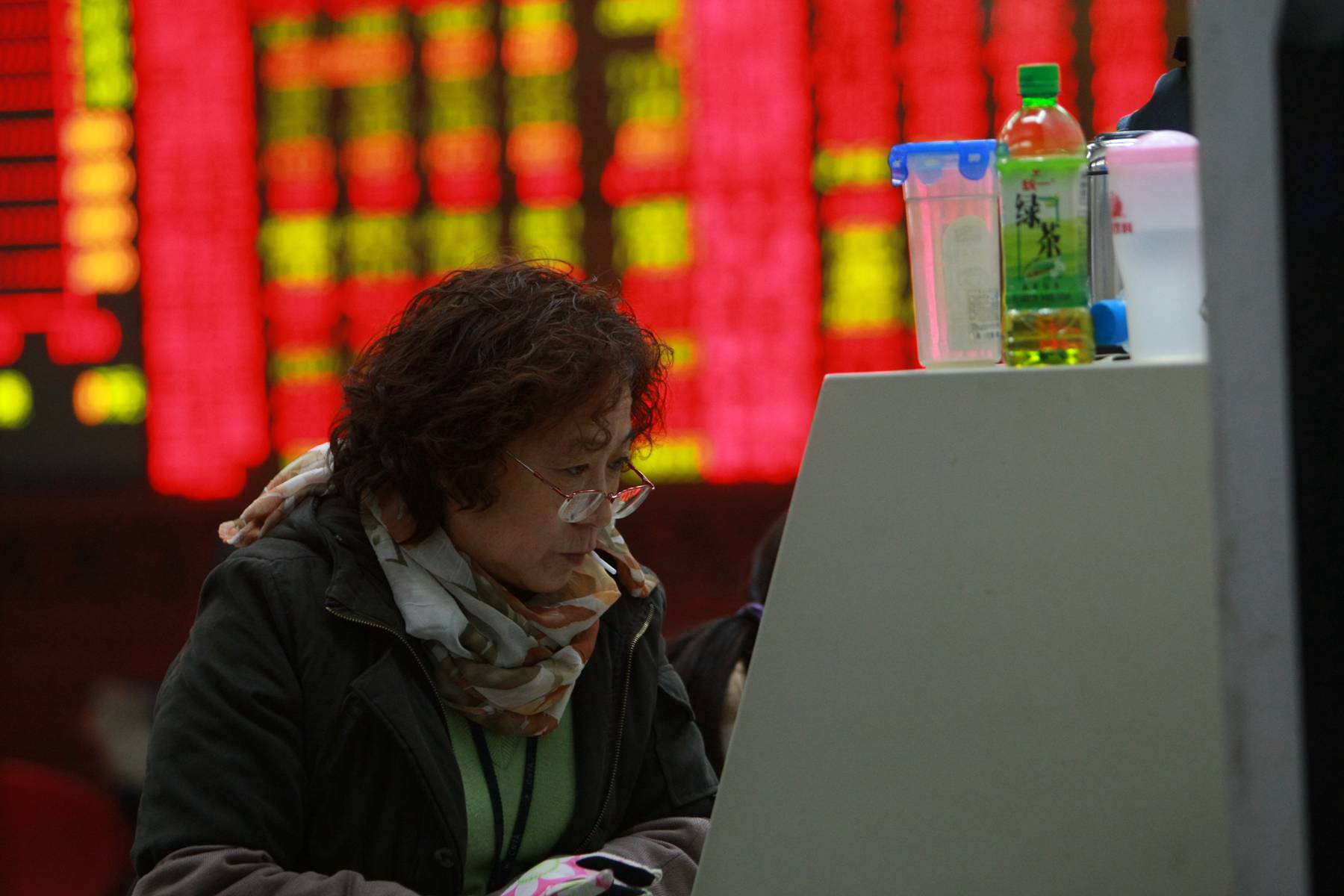 ChiNext Index closes higher at midday Monday 