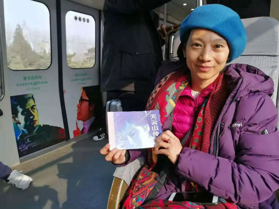 乘客在“春天的画卷”专列中合影