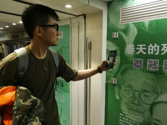 拍照留念的车内乘客