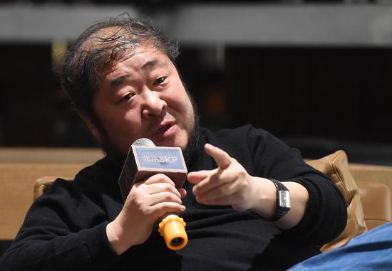 著名评论家王春林一直关注尹学芸的创作（罗晓光 摄）