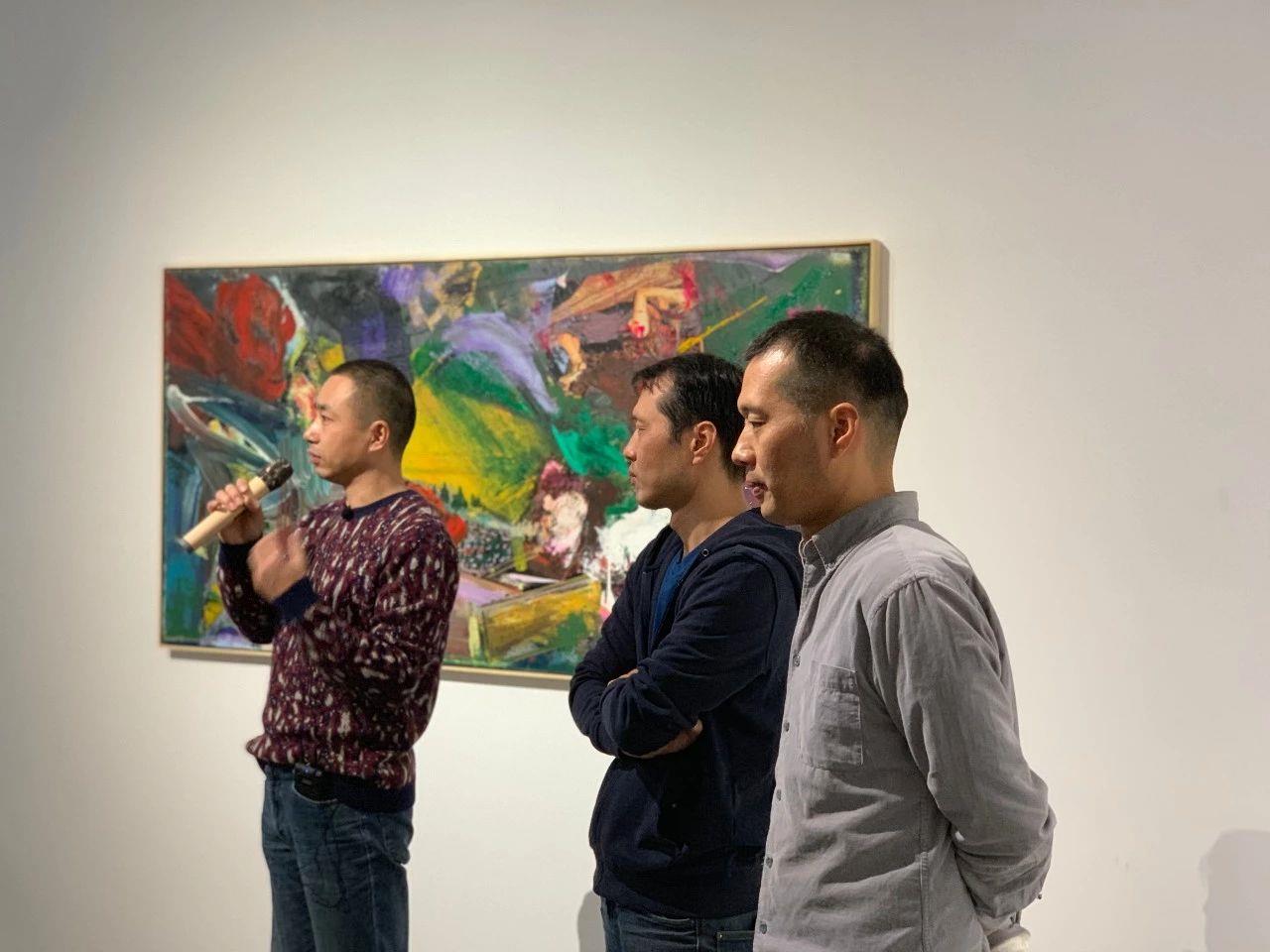 策展人方志凌，艺术家尹朝宇、尹朝辉（从左到右）,亚洲讲堂 | 疏离之境：方志凌对话尹朝辉、尹朝宇,尹朝辉,尹朝宇,方志凌,亚洲,讲堂,亦安画廊,香港,亚洲艺术中心,油画,厦门
