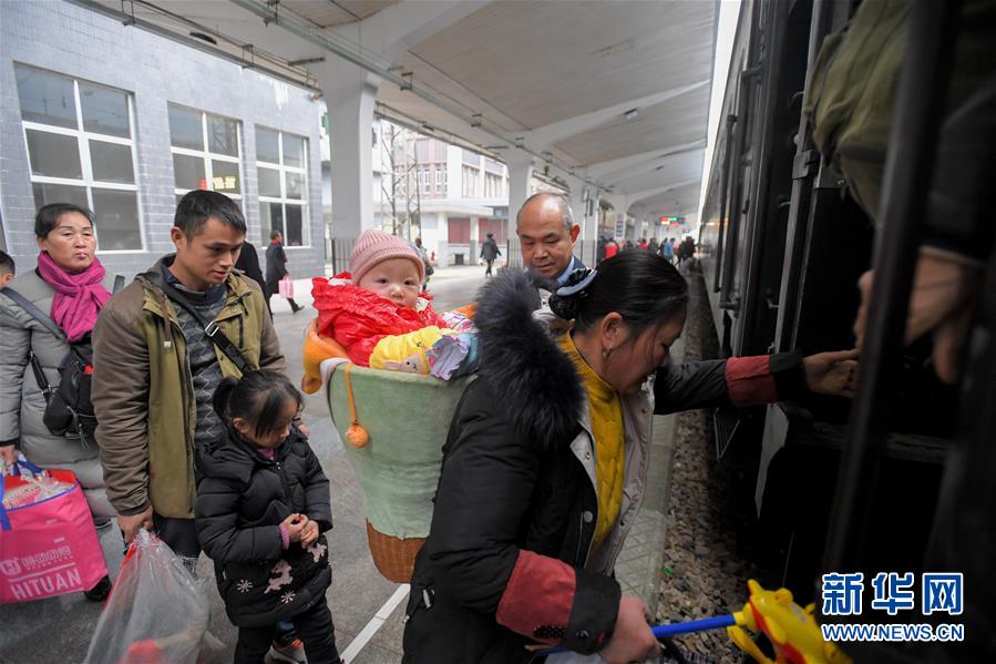 （新春走基层）（4）山乡“慢火车”搭起“连心桥”