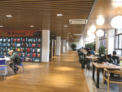 街道图书馆成居民阅读打卡地