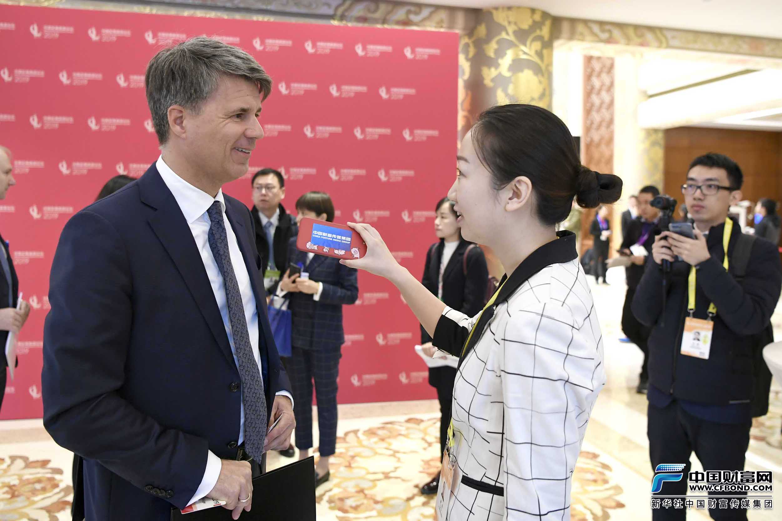 中国财富网记者戴琪与毛超现场采访宝马集团董事长科鲁格（图左）