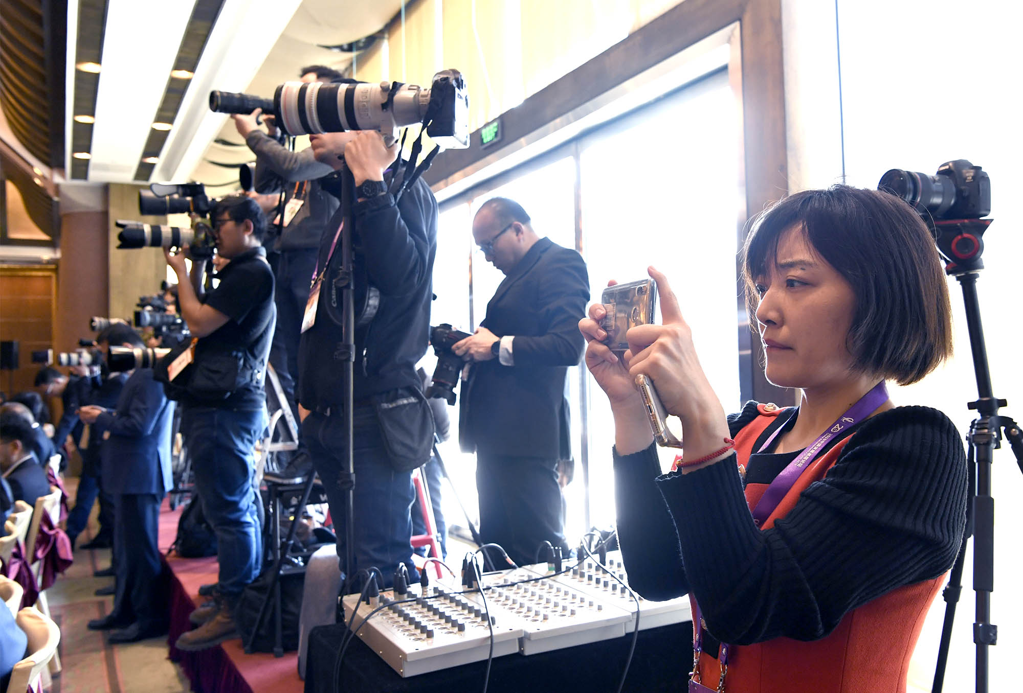 中国财富网记者张静静在开幕式现场采访拍摄