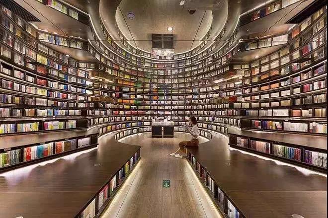 愿书不要沦为书店的墙纸，愿书店不要沦为免税的咖啡馆