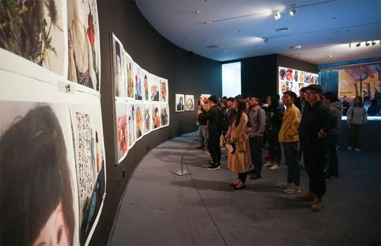 “荒木经惟·花幽”12日于南京艺术学院美术馆开幕