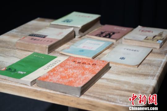 李建军向新州图书馆捐赠的中国出版的澳大利亚文学作品的中文译本。 陶社兰 摄