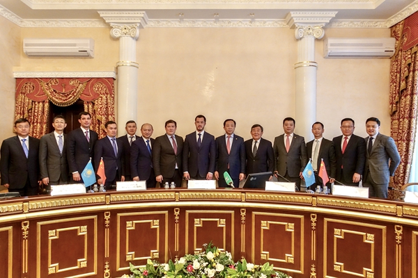 中机公司、江淮汽车联合收购哈萨克斯坦阿鲁尔汽车工业集团签约仪式现场（中机公司供图）
