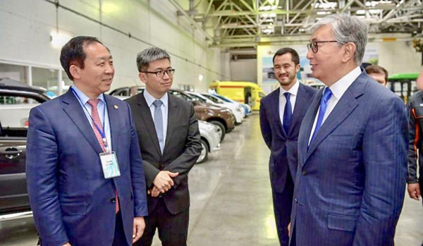中机公司阮光董事长向哈萨克斯坦总统托卡耶夫介绍阿鲁尔集团经营情况（中机公司供图）