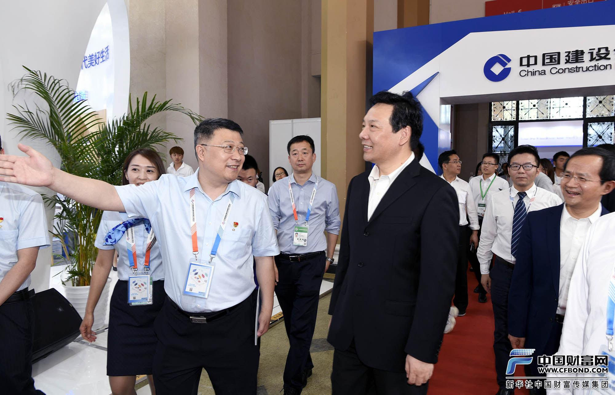 中国人民银行副行长陈雨露与北京市副市长殷勇参观展览