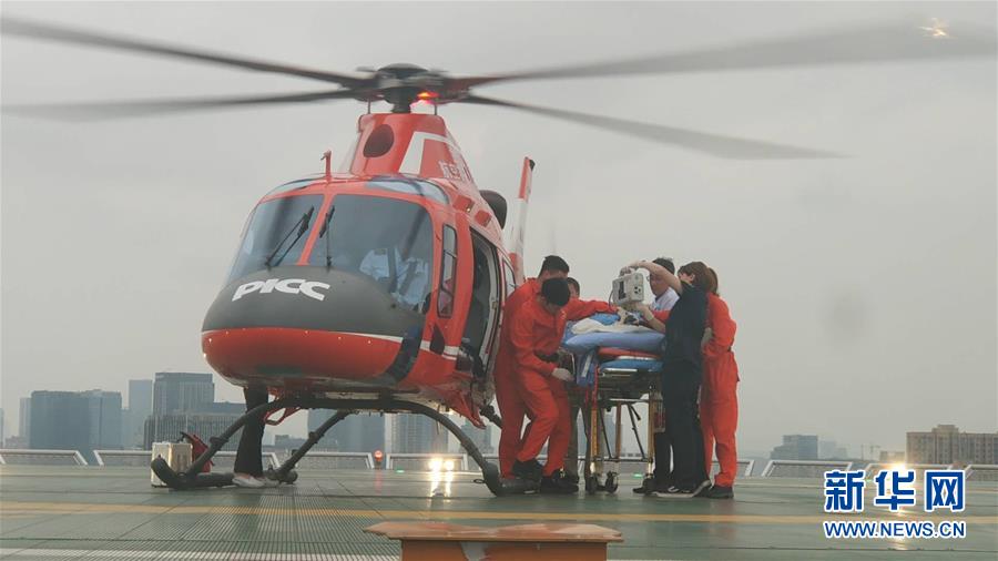 长宁地震首位重伤员通过“空中120”转运到成都接受治疗