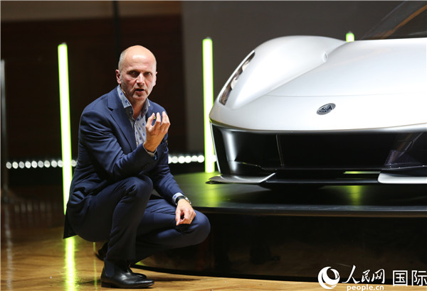 路特斯汽车设计总监罗素·卡尔向观众介绍Evija的设计理念。（路特斯汽车 提供）