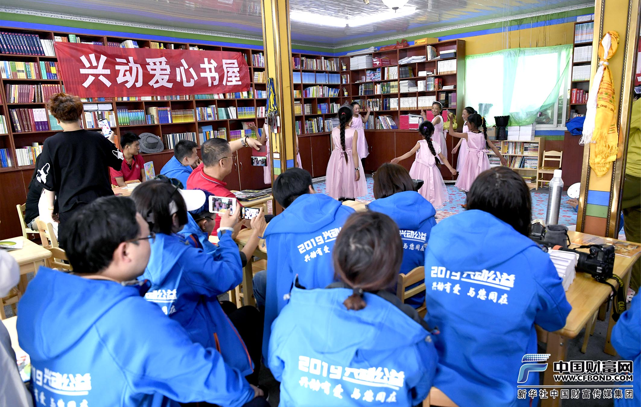 俄支孩子们跳起藏族舞